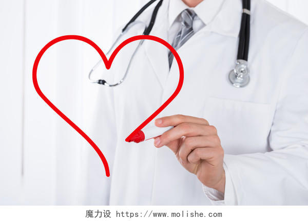 医生手绘红色心脏符号标记